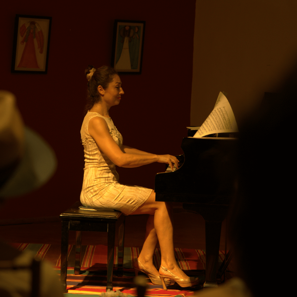 A soulful piano performance set the perfect mood for an elegant evening of wine and opera.